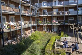 Ontroerde en blije bewoners De Alliantie genieten van verrassingsconcerten Abke Bruins