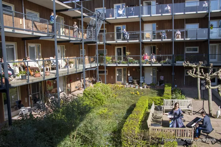 Ontroerde en blije bewoners De Alliantie genieten van verrassingsconcerten Abke Bruins