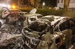 Ravage na brand in Oostzaan: vier auto&#39;s in de fik