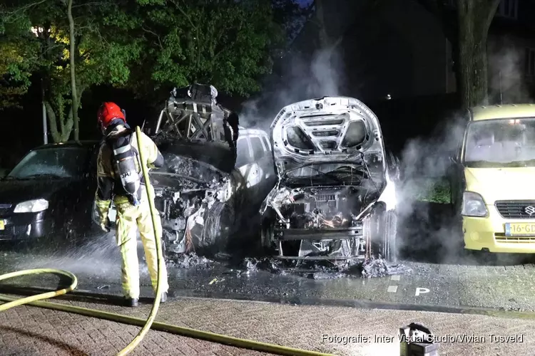 Twee auto&#39;s uitgebrand in Amsterdam-Noord