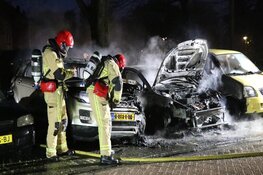 Twee auto&#39;s uitgebrand in Amsterdam-Noord