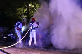 Twee auto&#39;s uitgebrand in Amsterdam-Noord