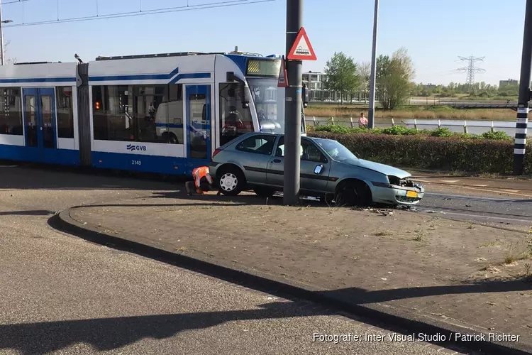 Aanrijding tussen tram en auto op IJburg