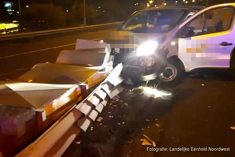 Bestuurder onder invloed raakt van de weg bij knooppunt Amstel