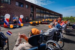 Alain Clark verrast bewoners Kadoelerbreek tijdens Ali B Vrienden Tour