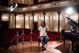 Jeangu Macrooy presenteert akoestische live-versie ‘Grow’ vanuit Het Concertgebouw