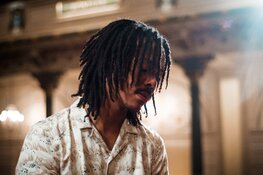 Jeangu Macrooy presenteert akoestische live-versie ‘Grow’ vanuit Het Concertgebouw