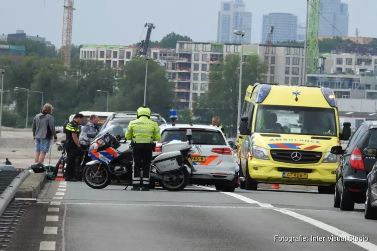 Motorrijder gewond bij ongeval Schellingwouderbrug
