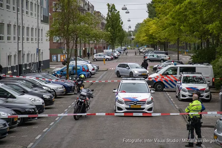 Schot gelost in portiek Dalsteindreef Amsterdam, dader gevlucht