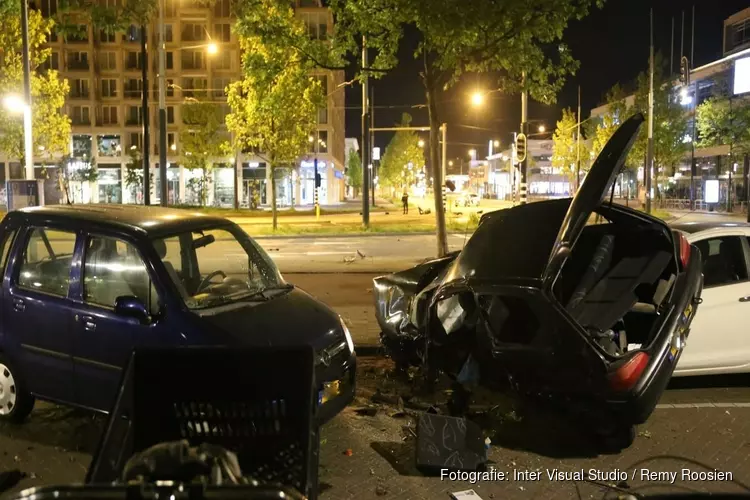Bestuurder in levensgevaar na eenzijdig ongeval Stadionplein