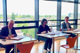 Gemeente Amsterdam en de Alliantie Ontwikkeling  tekenen voor nieuwe woningen en een publieke fietsenstalling in Sloterdijk-Centrum