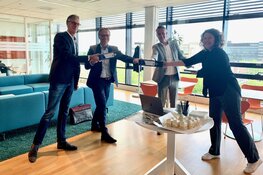 Gemeente Amsterdam en de Alliantie Ontwikkeling  tekenen voor nieuwe woningen en een publieke fietsenstalling in Sloterdijk-Centrum