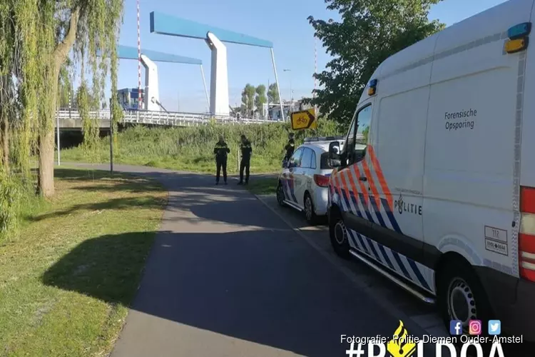 Dode zwart witte kat aan touwtje opgehangen aan Diemense brug