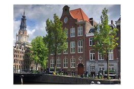 Kloveniersburgwal heeft een tuin aan de gracht