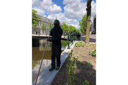 Kloveniersburgwal heeft een tuin aan de gracht