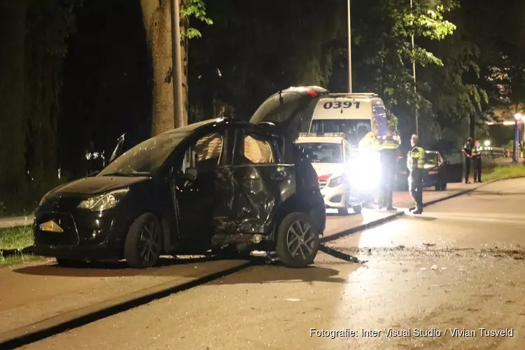 Auto tegen boom gereden in Amsterdam