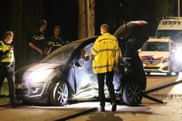 Auto tegen boom gereden in Amsterdam