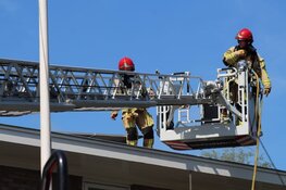 Dakbrand vermoedelijk door kortsluiting in zonnepanelen