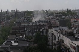 Flinke rookwolken bij brand in Amsterdam Oost