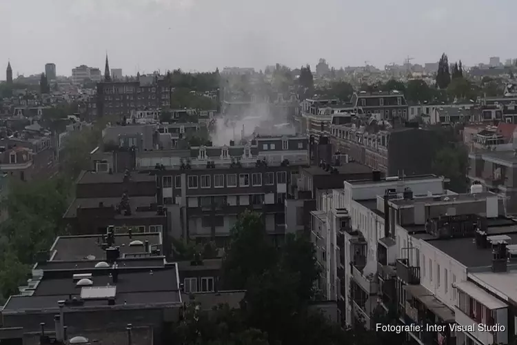 Flinke rookwolken bij brand in Amsterdam Oost