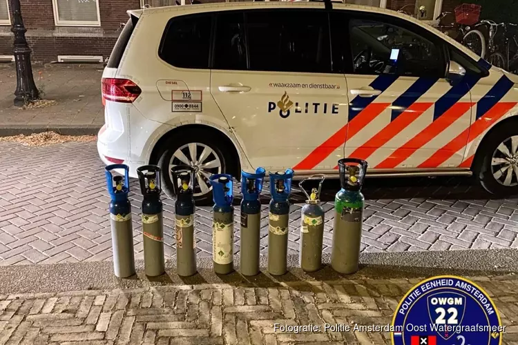 Auto knalt tegen fontein: politie vindt lachgasflessen