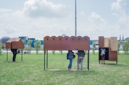 Buitenexpo OchArme in Amsterdam-Noord stelt vragen over ongelijkheid in de stad