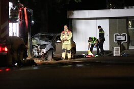 Auto in brand na botsing tegen boom