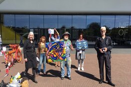 Directeur Stedelijk Museum ontvangt... spijkers bij "The Living Nail'