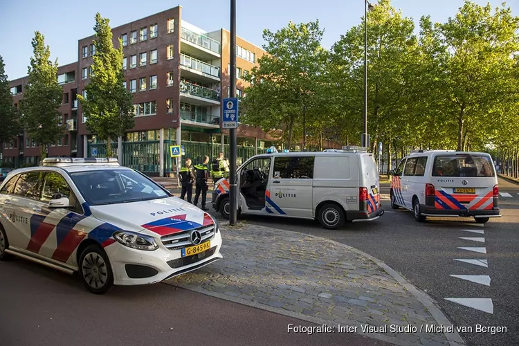 Vrouw gewond bij schietpartij Amsterdam, politie zoekt verdachte