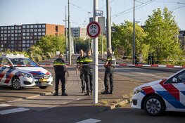 Vrouw gewond bij schietpartij Amsterdam, politie zoekt verdachte