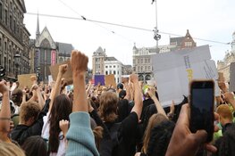 Massale opkomst demonstranten tegen racisme en politiegeweld op de Dam