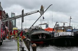 Hulpdiensten in actie voor zwemmende vrouw