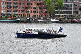 Hulpdiensten in actie voor zwemmende vrouw
