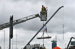 Hulpdiensten in actie voor zwemmende vrouw