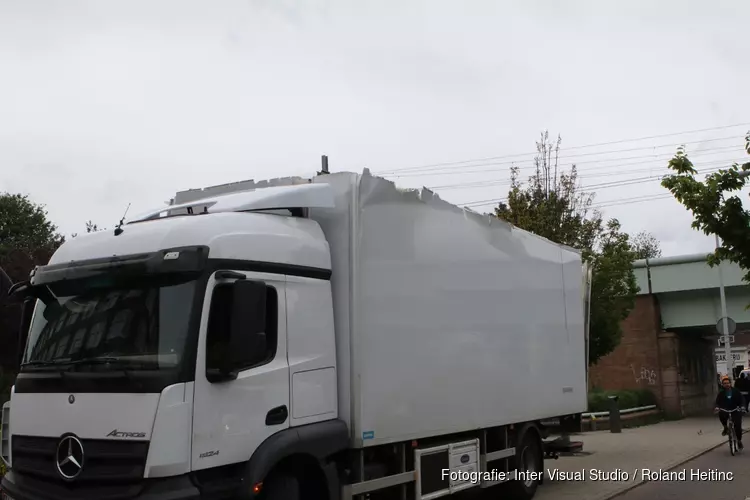 Vrachtwagen tegen viaduct, treinverkeer gestremd