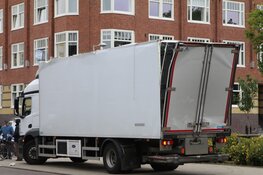 Vrachtwagen tegen viaduct, treinverkeer gestremd