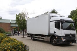 Vrachtwagen tegen viaduct, treinverkeer gestremd