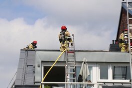 Brand op dak van appartementen in Ouderkerk aan de Amstel