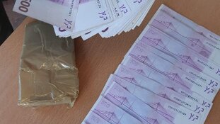 Drugs, vuurwapen en contant geld in woning