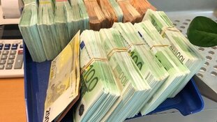 Politie treft ruim 800.000 euro cash aan in twee woningen