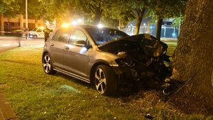 Auto tegen boom: twee gewonden