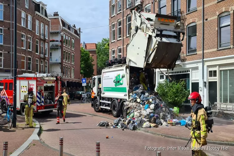 Afval op straat gegooid bij brandje in vuilniswagen op de Brederodestraat