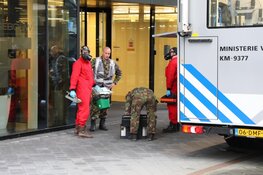 Vijf mensen onwel na openen koffer bij douane Schiphol
