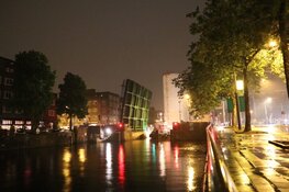 Metershoge silo’s door Amsterdamse grachten vervoerd