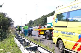 Auto knalt op vrachtwagen op A9 bij Ouderkerk aan de Amstel