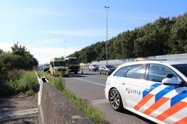 Auto knalt op vrachtwagen op A9 bij Ouderkerk aan de Amstel