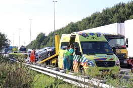 Auto knalt op vrachtwagen op A9 bij Ouderkerk aan de Amstel