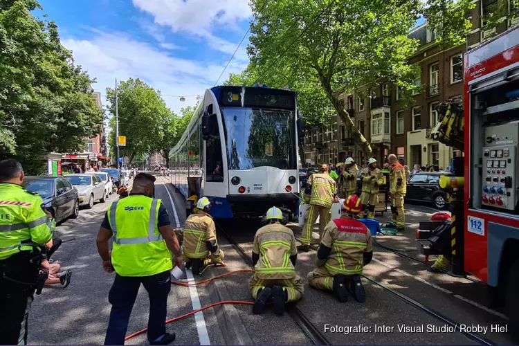 Reddingsactie gaande voor hond onder tram Amsterdam