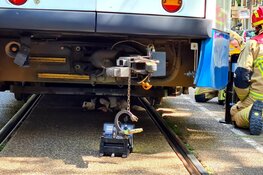 Reddingsactie gaande voor hond onder tram Amsterdam