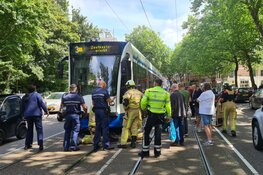 Reddingsactie gaande voor hond onder tram Amsterdam